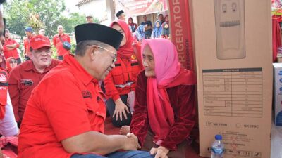 Herman Suherman Beri Pelayanan Di Desa Manjur Bungah Pisan