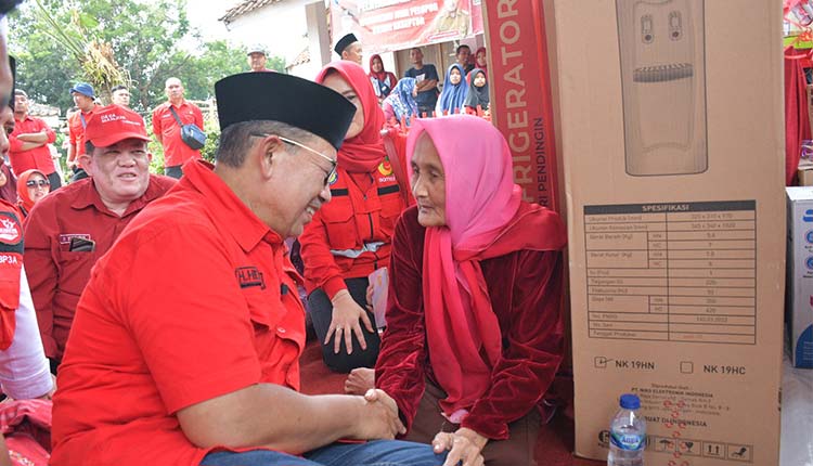 Herman Suherman Beri Pelayanan Di Desa Manjur Bungah Pisan